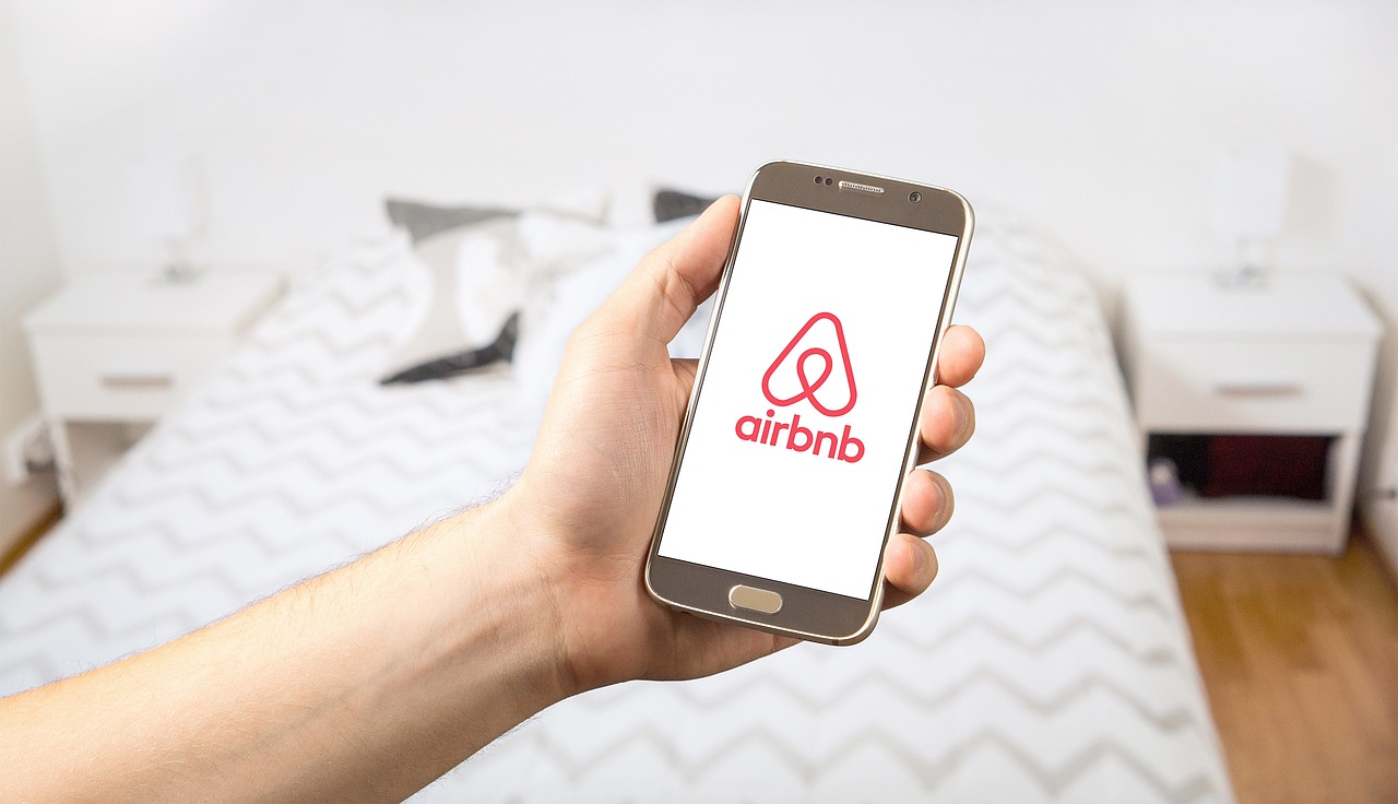 Airbnb nabídla Praze správu a výběr ubytovacích poplatků