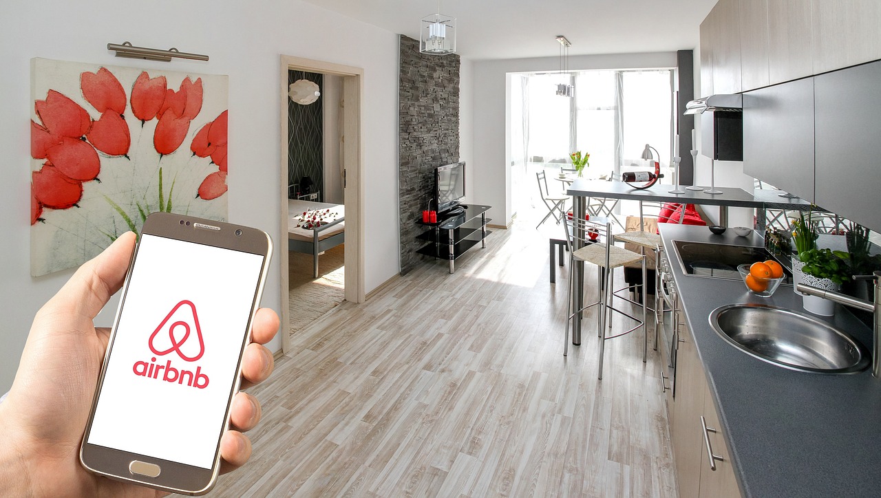 Praha si chce tvrdě došlápnout na Airbnb