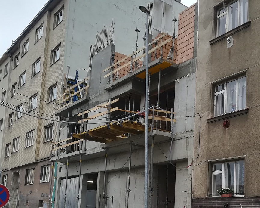 Nový bytový dům v proluce   ulice U Pernštenských v Nuslích