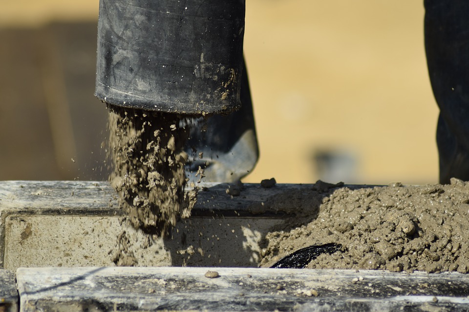 Víte, jaký je rozdíl ve využití betonu a cementového potěru?
